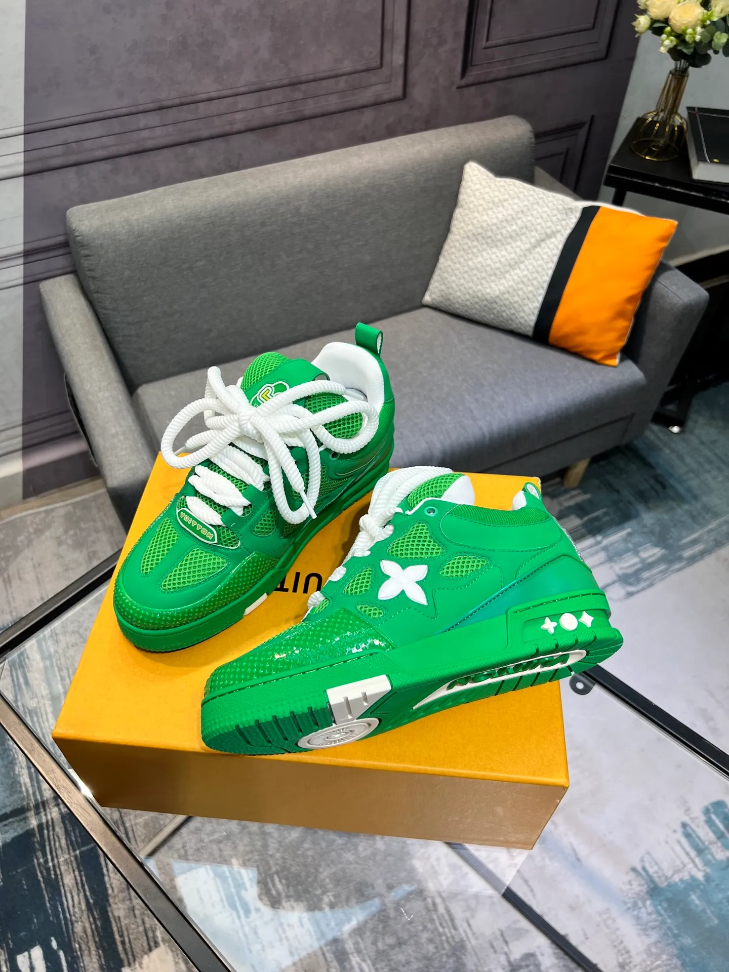 Men's men's shoes💰800 LV top version new style purchasing quality LV~Louis Vuitton LV TRAINER's best-looking sneakers, donkey brand strongly promotes new products, official website limited edition retro basketball sneakers! Both high-top and low-top models spent money to purchase 1:1 accurate reproductions of the originals. The details are invincible and full of sincerity. The imported custom-made original cowhide leather is the same as the original package. The details are 100% restored. The private model customizes the original one-piece TPU outsole. It is different from other brands. Without the original version, this effect cannot be achieved!                Men's and women's models 35-40 39-45 (46 is custom-made and cannot be returned or exchanged)